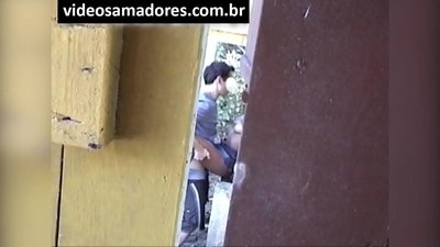 Voyeur filmar ungt par som knullar tills han upptäcker videofilmerna