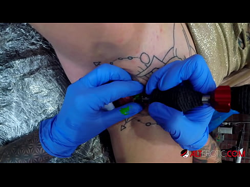 ❤️ Extremt tatuerade snyggingen Sully Savage fick en tatuering på sin klitoris Pornvideo at us sv.higlass.ru ❌️